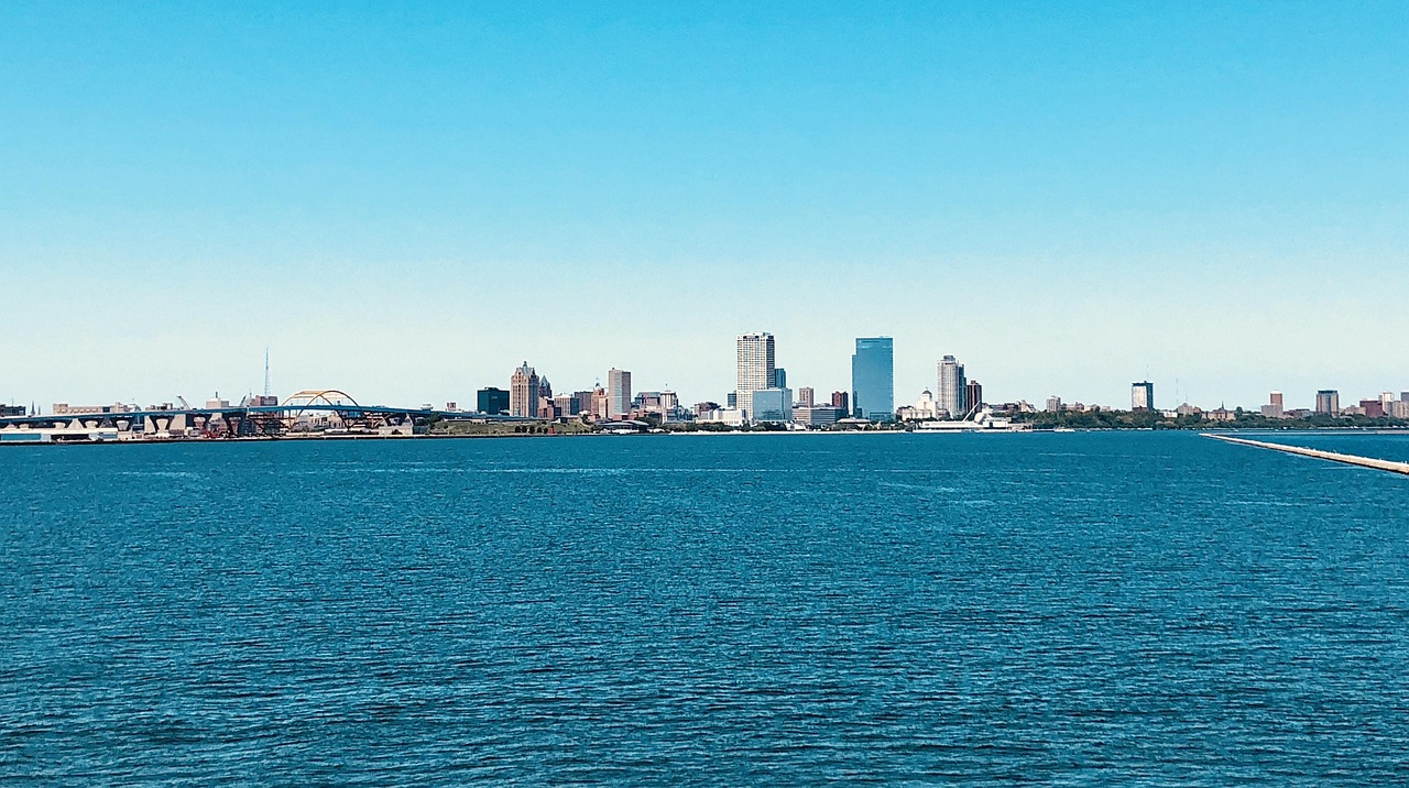 Traffic moving through Milwaukee